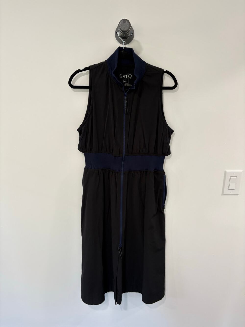 GSTQ Black Midi Athletic Sleeveless Dress w Blue Accents Zipper Front Size Large